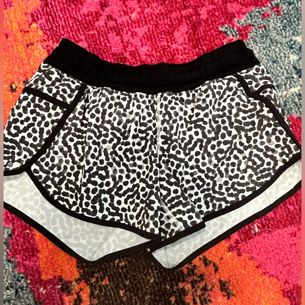 Lululemon Tracker Short III MR - Size 8